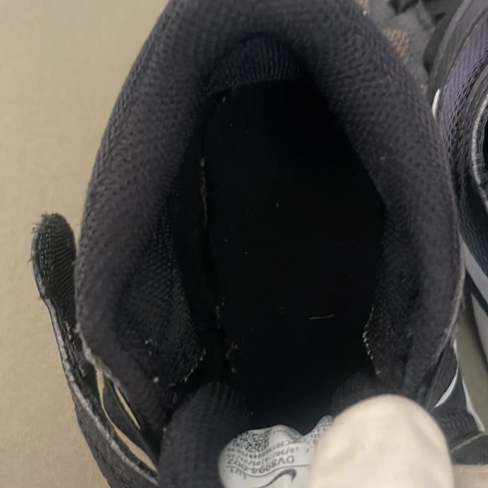Nike Kids Black/White  size 13.5C  w Velcro Sneakers